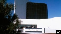 Esta vista exterior muestra la entrada a la nueva Biblioteca John Fitzgerald Kennedy en Boston, 1980. La biblioteca es un depósito de los documentos del difunto presidente e incluye una serie de exhibiciones, efectos personales y recuerdos. (Foto AP/Chip Maury)