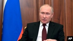 El presidente ruso, Vladimir Putin, dando un mensaje a la nación sobre Ucrania desde el Kremlin en Moscú, Rusia, el lunes 21 de febrero de 2022. 