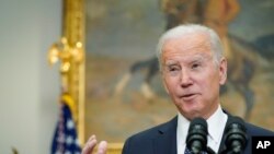 El presidente Joe Biden habla sobre Ucrania en la Sala Roosevelt de la Casa Blanca, el viernes 18 de febrero de 2022, en Washington.
