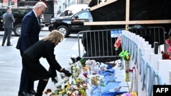El presidente de Estados Unidos, Joe Biden, y la primera dama, Jill Biden, depositan flores mientras presentan sus respetos a las víctimas del ataque con camión del 1 de enero en un monumento improvisado en Bourbon Street en Nueva Orleans, Luisiana, el 6 de enero de 2025.