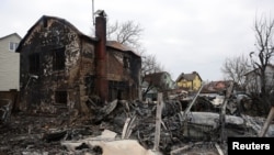 Se ven los restos de un avión no identificado que se estrelló contra una casa en una zona residencial, después de que Rusia lanzara una operación militar masiva contra Ucrania, en Kiev, Ucrania, el 25 de febrero de 2022. REUTERS/Umit Bektas