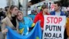 Los ucranianos se reúnen durante una protesta frente a la embajada de Rusia en Madrid, España, después que el presidente ruso, Vladimir Putin, autorizó una operación militar contra Ucrania, en Madrid, España, el 24 de febrero de 2022. REUTERS/Jon Nazca