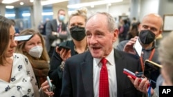 ARCHIVO - El miembro de mayor rango de la Comisión de Relaciones Exteriores del Senado de EEUU, Jim Risch, republicano por Idaho, habla con los reporteros en el Capitolio en Washington, el 15 de febrero de 2022.