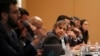 ARCHIVO - La periodista mexicana Carmen Aristegui escucha a un colega durante una conferencia de prensa en Ciudad de México, el lunes 19 de junio de 2017. Un organismo de control de Internet descubrió que periodistas mexicanos fueron blanco de software espía.