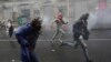 Manifestantes protestan en las calles de Ecuador el 3 de octubre de 2019 por la subida de precios al combustible y el estado de emergencia en el país. AP