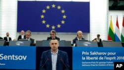El cineasta ucraniano Oleg Sensov habla ante el Parlamento Europeo el 26 de noviembre de 2019.