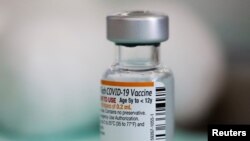Un frasco de la vacuna pediátrica contra el COVID-19 de Pfizer-BioNTech se muestra en un sitio de vacunación en San José, Costa Rica, el 23 de febrero de 2022. 
