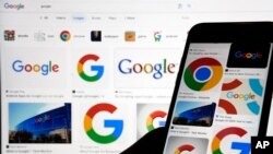 ARCHIVO - Los logotipos de Google se muestran cuando se realizan búsquedas en Google en Nueva York, 11 de septiembre de 2023.