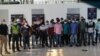 Migrantes irregulares, entre ellos 22 ciudadanos de Bangladesh, 2 de Nepal y 8 haitianos fueron detenidos por las autoridades colombianas, en la frontera con Brasil, cuando intentaban viajar ilegalmente a Bogotá. [Foto: Cortesía Migración Colombia]