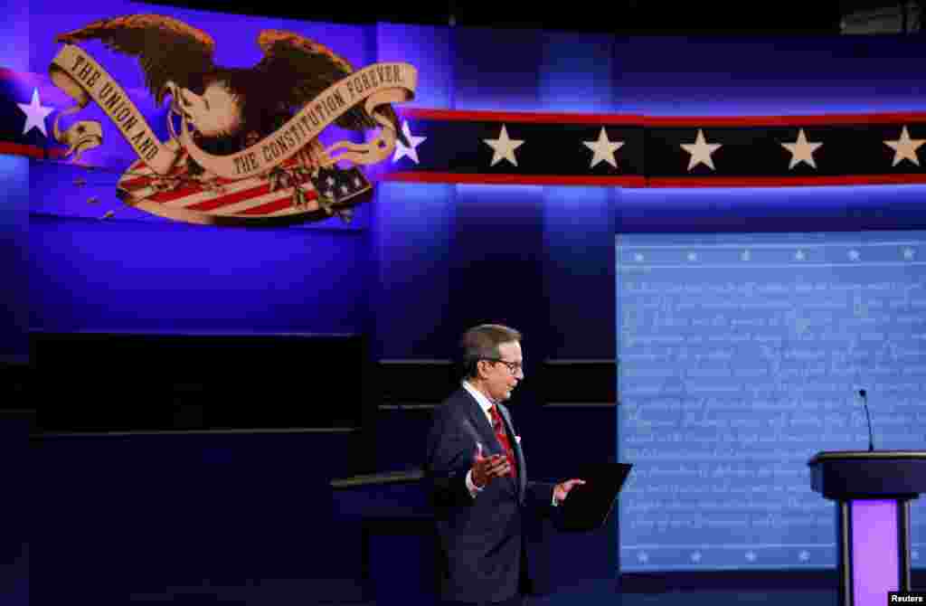 El moderador del debate, Chris Wallace, de Fox News, conversa con la audiencia antes de que el presidente de Estados Unidos, Donald Trump, y el candidato presidencial dem&#243;crata Joe Biden, participen en su primer debate de campa&#241;a presidencial de 2020.