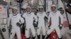En esta imagen sin fecha proporcionada por la NASA, cuatro tripulantes de la expedición 70 posan en sus trajes de presión para el regreso a la Tierra a bordo de la nave Endurance, un modelo Dragon de Space X. Los cuatro procedentes de diferentes países regresan a la tierra.