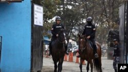 Policía montada custodia la puerta de la Penitenciaría del Litoral luego de que los disturbios que estallaron dentro de la cárcel hasta la fecha hayan causado 13 muertes en Guayaquil, Ecuador, el jueves 6 de octubre de 2022.