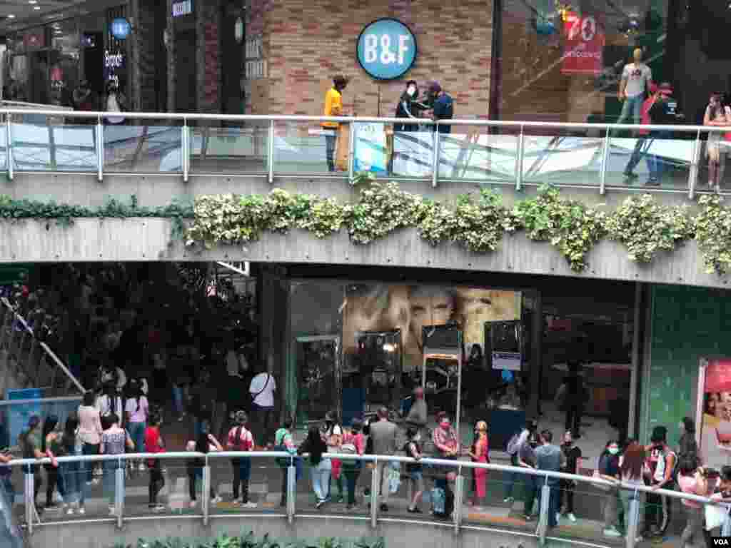 Tras una parcial liberaci&#243;n del control cambiario, el a&#241;o pasado Venezuela vivi&#243; lo que fue considerado su primer Black Friday. Este a&#241;o, el pa&#237;s contin&#250;a en una profunda crisis econ&#243;mica, a lo que se le une la pandemia. Foto: Fabiana Rod&#243;n - VOA.