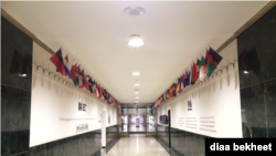 El hall de entrada de la Voz de América, que conduce a oficinas y estudios de VOA. [Foto: Diaa Bekheet]