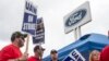 Miembros del piquete del United Auto Workers (UAW) frente a la planta de ensamblaje de piezas de Michigan en Wayne, Michigan, el 26 de septiembre de 2023.