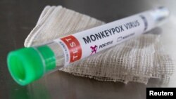 Un tubo de ensayo con la etiqueta "virus de viruela del mono positivo". Foto Reuters.