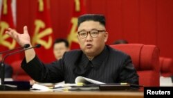 El líder norcoreano Kim Jong Un habla durante la apertura de la 3ª Reunión Plenaria del 8º Comité Central del Partido de los Trabajadores de Corea.