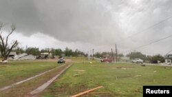 Una vista general de los daños causados por un tornado en Cole, Oklahoma, EEUU, el 19 de abril de 2023.