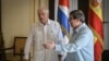 El ministro de Relaciones Exteriores español, Josep Borrell (izq), recibido por su homólogo cubano, Bruno Rodríguez, en La Habana.