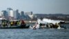 En esta imagen proporcionada por la Guardia Costera de EEUU, se ven restos del accidente aéreo en el río Potomac, cerca del Aeropuerto Ronald Reagan National de Washington, el 30 de enero de 2025, en Washington.