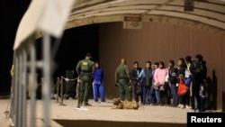 Migrantes esperan en la frontera entre Estados Unidos y México tras la expiración del Título 42, en Yuma, Arizona, el 12 de mayo de 2023. REUTERS/Liliana Salgado