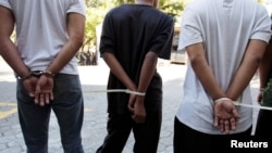 Presuntos miembros de la pandilla Mara Salvatrucha (MS-13) se presentan a los medios de comunicación en El Salvador después de ser detenidos por cargos de homicidio y terrorismo.