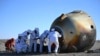 En esta fotografía publicada por la Agencia de Noticias Xinhua, trabajadores abren la cápsula de la nave espacial tripulada Shenzhou-17 tras su exitoso aterrizaje wn Dongfeng, en la Región Autónoma de Mongolia Interior, en el norte de China, el martes 30 de abril de 2024.
