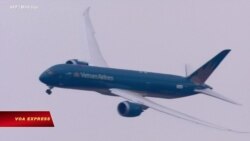 Bị dọa ‘bắn hạ’, chuyến bay Vietnam Airlines chuyển hướng | Truyền hình VOA 6/1/22