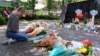 ARCHIVO - Un visitante reza en un monumento a las siete personas muertas y otras heridas en el tiroteo masivo del 4 de julio en el Highland Park War Memorial en Highland Park, Illinois, el 7 de julio de 2022.