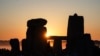 El sol sale en Stonehenge, cerca de Amesbury, en Wiltshire, sur de Inglaterra, el 21 de junio de 2024. (Foto de William EDWARDS / AFP)