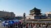 中国陕西西安民众排队接受新冠病毒检测。（2021年12月21日）