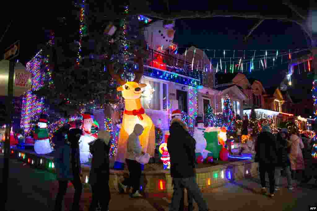 En el barrio iluminado de Dyker Heights de Brooklyn, ni siquiera una pandemia puede mantener a raya el esp&#237;ritu festivo. Sin importar que en Nueva York se cancelaron las representaciones navide&#241;as tradicionales. 15 de diciembre de 2020. [AFP]