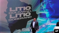ARCHIVO - Carlos Ramos, presidente de la empresa estatal boliviana YLB, asiste a una ceremonia de firma de acuerdo con las empresas Uranium One Group, filial de la rusa Rosatom y la china Citic Guoan Group, en La Paz, Bolivia, 29 de junio de 2023. 