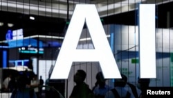ARCHIVO - Un cartel de IA (Inteligencia Artificial) se ve en la Conferencia Mundial de Inteligencia Artificial (WAIC) en Shanghai, China, el 6 de julio de 2023.