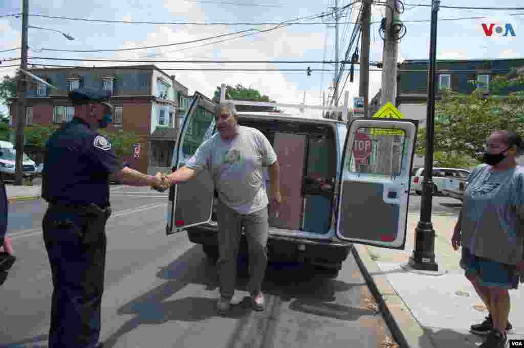 Ure&#241;a visita esta barriada para repartir comida donada por Caring for Friends, un grupo basado en Filadelfia. 