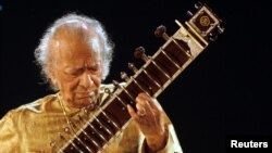 Indian sitar player Ravi Shankar performs in the eastern Indian city of Kolkata, February 7, 2009. 