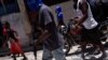 Sejumlah anak-anak tampak menemani anggota geng bersenjata dalam sebuah aksi protes di wilayah Delmas, di Port-au-Prince, Haiti, pada 10 Mei 2024. (Foto: Reuters/Pedro Valtierra Anza)