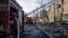 Un rescatista trabaja en el lugar de un ataque con drones rusos, en medio del ataque de Rusia a Ucrania, en Járkov, Ucrania, el 4 de abril de 2024. REUTERS/Yevhen Titov