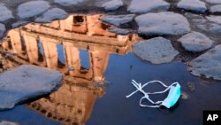 Los turistas en la región, incluidos los extranjeros, tienen libertad para dirigirse a sus hogares, informó el ministerio de transporte italiano, e hizo notar que los aeropuertos y estaciones de trenes seguían operando.