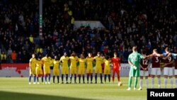 'Yan wasan Burnley sanye da riga launin rawaya
