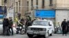Miembros de la policía se paran frente al edificio judicial después del asesinato de los jueces de la Corte Suprema Mohammad Moghiseh y Ali Razini en Teherán, Irán, el 18 de enero de 2025. 