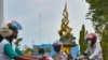 Pengendara motor melintas di depan Tugu Antikorupsi di Pekanbaru, Riau, 9 November 2017. (Foto: AFP)
