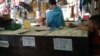 Warung sembako di Yogyakarta menjual beras dengan variasi harga tergantung jenis. (VOA/Nurhadi Sucahyo)
