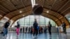 Las jugadoras cubanas de hockey, de izquierda a derecha Yakira Guillén, Lismary González, Geidy Morales, Helec Carta y Jennifer Martínez, juegan baloncesto con otros deportistas cubanos, en el gimnasio municipal de Lo Barnechea, en Santiago, Chile, el 10 noviembre de 2023. 