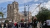 Peatones caminan cerca de la emblemática catedral de Notre Dame de Francia, horas antes de reabrir formalmente sus puertas por primera vez desde que un devastador incendio casi destruyó el monumento de 861 años de antigüedad en 2019, el sábado 7 de diciembre de 2024, en París. 
