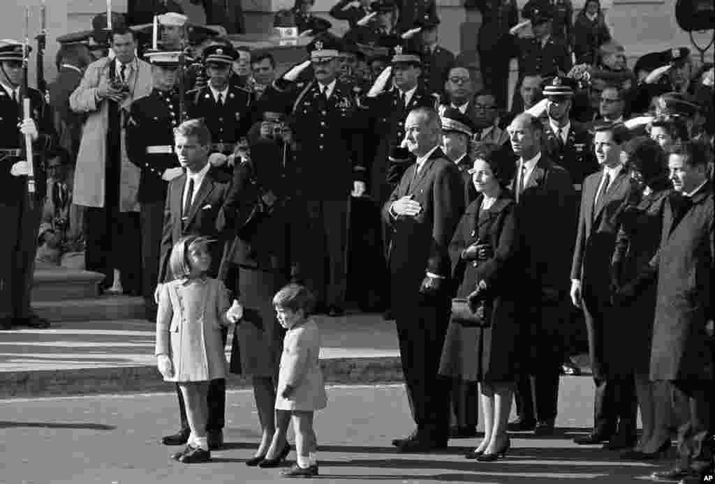 Jacqueline Kennedy, su hija Caroline y su hijo John Jr., acompañados por el fiscal general Robert F. Kennedy llegan al Capitolio en Washington, el 24 de noviembre de 1963.