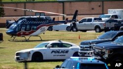 En la foto se aprecia un helicóptero médico frente a la escuela secundaria Apalachee después de un tiroteo el miércoles 4 de septiembre de 2024 en Winder, Georgia.