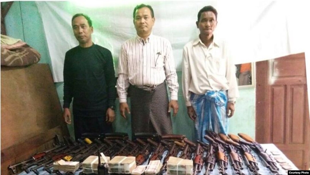 လက်နက်ခဲယမ်းနဲ့အတူ ဖမ်းမိသည့် ALP အဖွဲ့ဝင်များ (ဓါတ်ပုံ - တပ်မတော် ကာကွယ်ရေးဦးစီးချုပ်ရုံး)