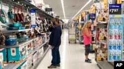 ARCHIVO - Consumidores compran en una tienda Walmart en Vernon Hills, Il., 23 de mayo de 2021.