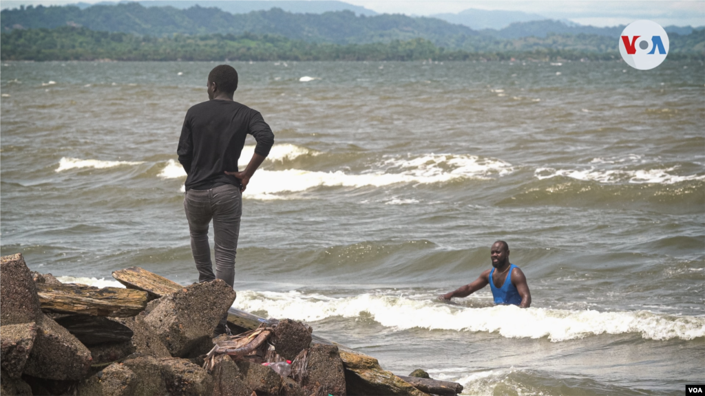 Ciudadanos haitianos se refrescan de los calurosos d&#237;as en las playas de Necocl&#237;, mientras esperan su turno para zarpar hacia Capurgan&#225;.